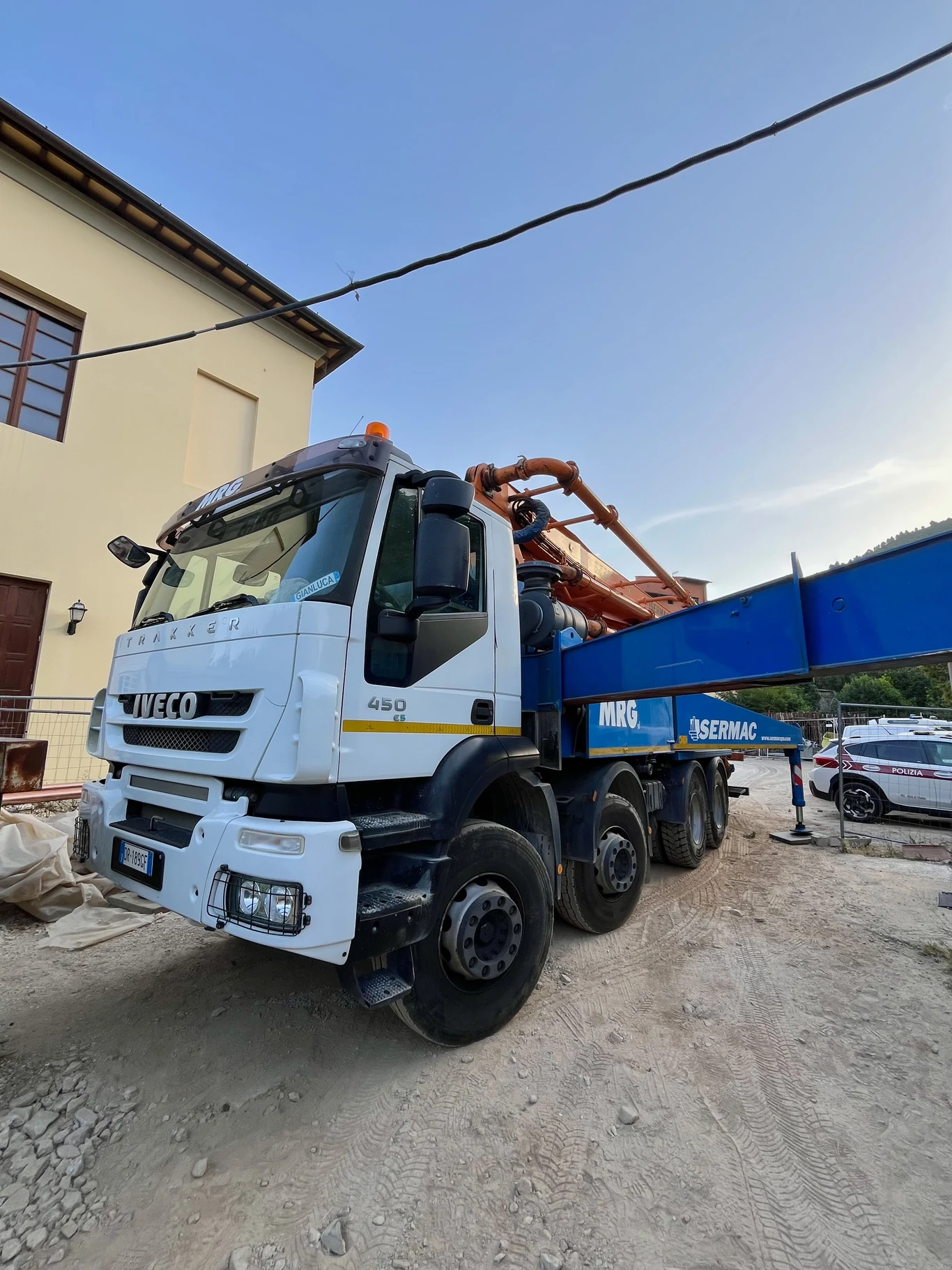 Autopompa a braccio MRG pronta all'intervento in uno spazio stretto fra gli edifici